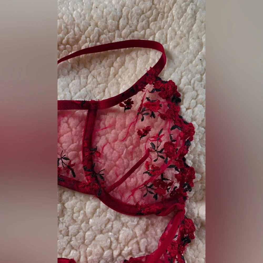Elegant Red Lace Lingerie Set - Picture 3 of 3